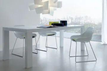 Tavoli con la struttura in legno laccato