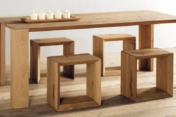Tavoli con la struttura in legno